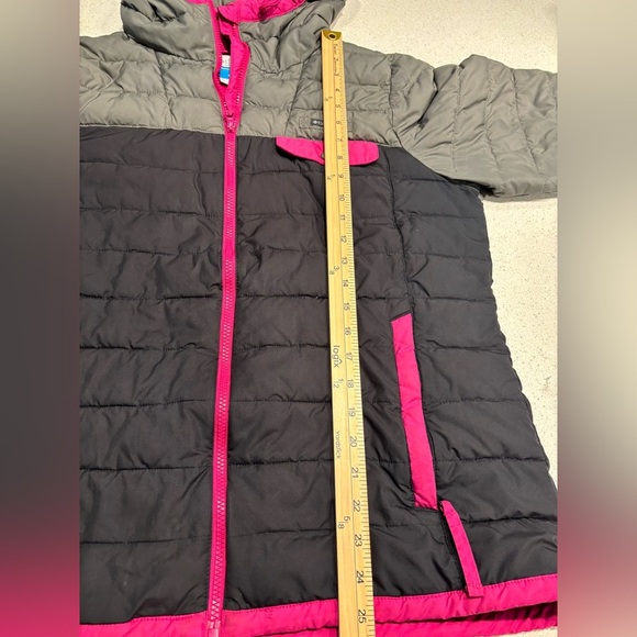 Columbia Women’s Lightweight Puffer Jacket in Gray and Pink - Picture 11 of 12